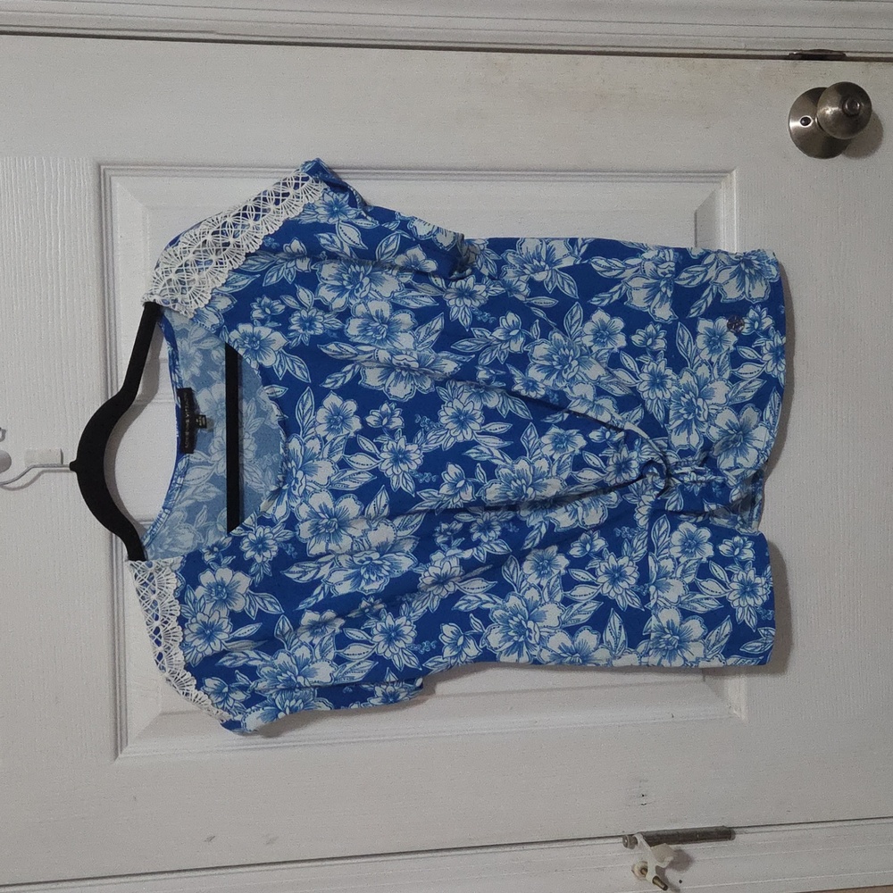 Adrienne Vittadini Blue Floral Top